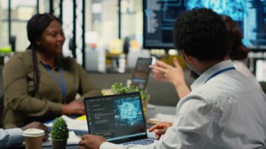 Başlangıç ofisindeki veri bilimciler, rekabetçi bir avantaj elde etmek için yapay zeka teknolojisine baskı yapıyorlar. İş arkadaşları, derin öğrenim tahmin modelleri ve kamera B 'yi tartışmak için toplantı yapıyorlar.