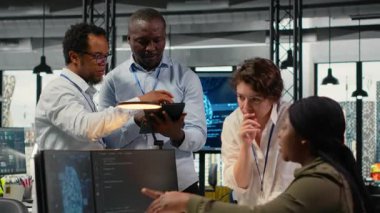 Mühendislik ekibi şirket sistem performansını optimize etmek için yapay zekayı kullanıyor. Başlangıç ofisindeki iş arkadaşları, görevleri otomatik hale getirmek için yapay zeka teknolojisi kullanıyorlar. Kamera B