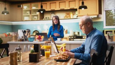 İnternet sitesinden alışveriş yapmak, taze yiyecek ve diğer süpermarket ürünleri satın almak için kart numaralarını giriyorlar. Resepsiyondaki emekli başvuru formlarını inceliyor. Kamera A.