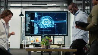 Yatırımcılar teknoloji sunumunu dinlemek için yazılım geliştiricileriyle başlangıç ofisinde buluşuyorlar. Bilgi işlem uzmanları teknoloji ajansı yönetim kurulunda iş adamlarını karşılıyor, iş görüşmeleri için hazırlanıyorlar, kamera B