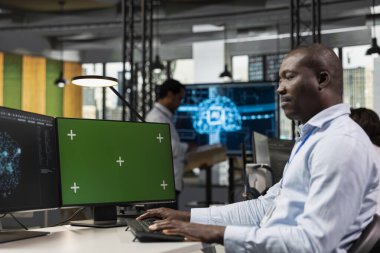 AI makine öğrenme algoritmalarını test etmek için programcı tarafından kullanılan yeşil ekran bilgisayarı. Bilgisayar üzerinde yapay zeka teknolojisiyle verimliliği ölçeklendiren bilişim uzmanı