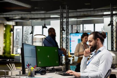 Genel müdür fotokopi alanının yanında rapor yazma üzerinde çalışır, yeni bir iş stratejisi için ofisteki analizleri gözden geçirir. Verimliliği ve ilerlemeyi arttırmak için KPI öngörüleri kullanılıyor.