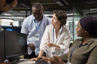Mühendislik ekibi birlikte çalışıyor, AI algoritmalarını başlangıç çalışma alanında çalıştırıyorlar. Bilgisayar üzerinde yapay zeka kullanarak çalışan takım arkadaşları derin kodlama platformu kullanıyor