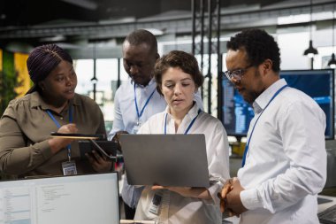 Takım çalışması programcıları başlangıç ofisinde bilgisayar ekranına bakarak uygulamaları geliştirmek için beyin fırtınası yapıyorlar. Sorunları çözmek için uygulama kodunu ayıklayarak performansı optimize eden mühendisler