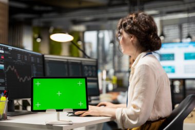 Kadın iş danışmanı, şirketin mali durumunu geliştirmek için şamdan çizelgelerini sahte ekranla gözden geçiriyor, borsa eğilimlerini izliyor. Sermaye kaynakları.