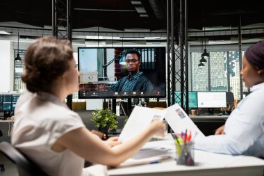 Aday CV ve deneyimini değerlendirmek üzere başvuru sahibi ile internet üzerinden sanal bir görüşme yapan insan kaynakları grubu. Şirket boşluğu için kariyer potansiyelini gözden geçiriyorum..