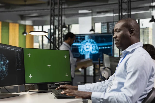 AI makine öğrenme algoritmalarını test etmek için programcı tarafından kullanılan yeşil ekran bilgisayarı. Bilgisayar üzerinde yapay zeka teknolojisiyle verimliliği ölçeklendiren bilişim uzmanı