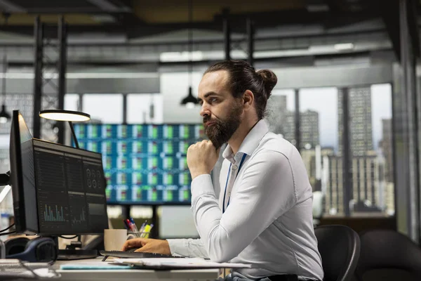 İnsan, analitik ve performans ölçümlerini bilgisayarda incelerken, iş stratejisi ve yenilikleri yönlendirirken hedefler, başarı ve başarı üzerine odaklanmış profesyonel bir zihniyeti de koruyor.