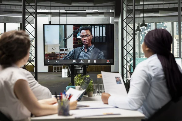Siyahi iş arayan kişi, işe alım ekibiyle yapılan bir görüşmeye video aracılığıyla katılır ve kurumsal pozisyon için doğru uygunluğun sağlanması için nitelikler ve istihdam geçmişiyle ilgili soruları yanıtlar..