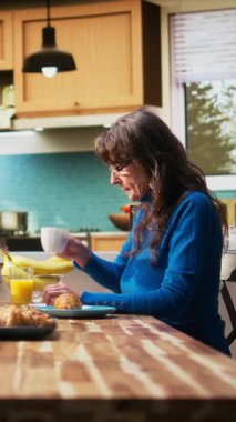 Dikey Video sunucusu kadın kocasından yemek sırasında dizüstü bilgisayarı kullanmayı bırakmasını ve kahve içip evde kahvaltı servisi yaparken biraz ilgiye ihtiyaç duymasını istiyor. Dalgın adam her zaman yok.