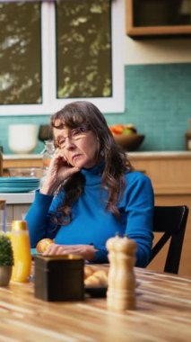Dikey Videolu Olgun Eş, kocası konuşurken sessiz sinirden bunalmış ve ilgisiz görünüyor. Emekliliğinde samimi bir evlilik anı yaratıyor. İlgisiz, melankolik bir kadın.