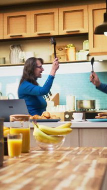 Dikey Video sunucusu evli çift oyun için mutfak gereçleriyle düello yapıyor, aptal savaş sırasında sahte kılıçlarla şakalaşıyorlar. Enerjik rakipler keyifli keyifli vakit geçiriyorlar.