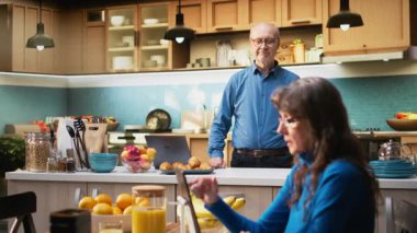 Evdeki kırsal mutfakta huzur içinde emekliliğin tadını çıkaran yaşlı bir adamın portresi. Tezgahta duran kişi samimi bir gülümsemeyle, doğal yaşam tarzıyla emeklilik günlerini ev işleriyle dolduruyor. Kamera A.