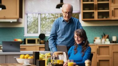 Yaşlı bir çift, evde sakin bir sabah geçiriyorlar. Bir tabletle kahve içip sohbet ediyorlar. İnterneti eğlence için kullanırken kadın ve erkek sohbet edip gülüyorlar. Kamera B.