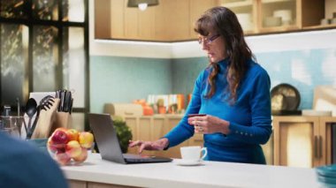 İnternet sitesinden alışveriş yapmak, taze yiyecek ve diğer süpermarket ürünleri satın almak için kart numaralarını giriyorlar. Resepsiyondaki emekli başvuru formlarını inceliyor. Kamera B.