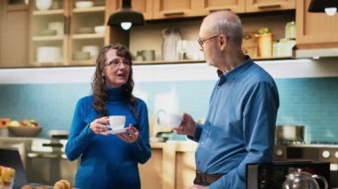 Apartman mutfağındaki yaşlı insanların portresi emekli hayatı yansıtan kahve fincanıyla sakin bir anın tadını çıkarıyor. Rahatlık ve neşeli bir ev hayatı gösteren yaşlı bir çift. Kamera B.