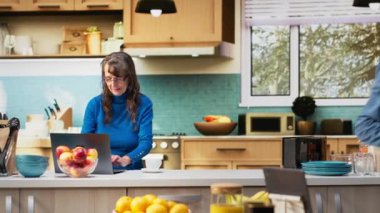 Sakin bir mutfak anında, kahve fincanıyla internette gezinen olgun bir insan emeklilikte rahat bir yaşam tarzını ön plana çıkarıyor. Huzurlu bir hayat ve ev hayatı. Kamera B.