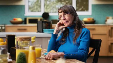 Emekli hayat monotonluğundan dolayı kendini rahatsız ve sıkılmış hisseden bir eş, sürekli konuşan ve onu çileden çıkaran bir koca. Kapalı alanda gerçekçi bir evlilik anı, hoşnutsuzluk. Kamera B.