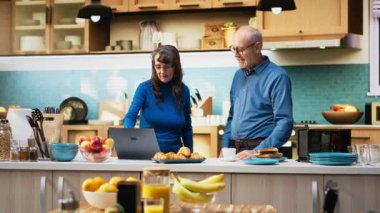 Son sınıf evli çift dans ediyor, mutfakta gülüyor, sabahları müzik dinliyor ve birlikte şapşallaşıyorlar. Enerjik ruh hali emeklilik sırasında pozitif enerji yayar. Kamera B.