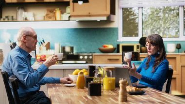 Eski karı koca dizüstü bilgisayarda alışveriş listesi hazırlıyorlar. Erkek ve kadın temel ihtiyaçlar, bakkaliye ve ev eşyaları için alışveriş listesi yapmayı planlıyorlar. Emekli yaşam süresince alışkanlıklar. Kamera B.