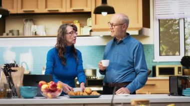 Yaşlı emekliler mutfak tezgahında sakin bir yaşam sürerek pasta ve ekmekle dinleniyorlar. Mutlu bir yaşam tarzında çalışan evli bir çift, rahat bir hayat ve huzurlu bir emeklilik. Kamera B.