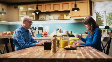 Üst düzey bir kadın yemek sırasında dizüstü bilgisayarı kullanmayı bırakmasını ve kahve içip evde kahvaltı servisi yaparken biraz ilgiye ihtiyaç duymasını istiyor. Dalgın adam her zaman devamsızlık yapıyor. Kamera A.