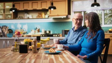 Yaşlı karı koca kahve fincanlarıyla tatlı anlar yaşar, birbirlerine bakar ve sabahları sohbet ederler. Huzurlu bir emeklilik, pozitif bir yaşam tarzı ve ev hayatının keyfi. Kamera A.