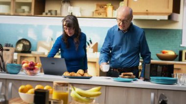 Yaşlı evli insanlar romantik bir aşk şarkısıyla vals yapıyorlar ve ömür boyu süren tutkularına minnettarlıklarını gösteriyorlar. Gülümseyen karı koca el ele tutuşuyor, yavaş dans ediyor, sallanıyorlar. Güzel dans. Kamera B.