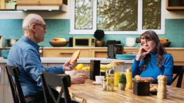 Olgun bir eş, kocası konuşurken sessiz bir sinir bozukluğuyla boğulmuş ve ilgisiz görünüyor. Emekliliğinde samimi bir evlilik anı yaratıyor. İlgisiz, melankolik bir kadın. Kamera B.