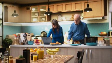 Yaşlı evli insanlar romantik bir aşk şarkısıyla vals yapıyorlar ve ömür boyu süren tutkularına minnettarlıklarını gösteriyorlar. Gülümseyen karı koca el ele tutuşuyor, yavaş dans ediyor, sallanıyorlar. Güzel dans. Kamera A.