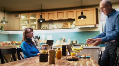 Yaşlı bir koca, karısı aceleyle yemek yerken onu yalnız bırakır, bir ısırık alır ve kahve yudumlar, tıbbi randevuya yetişmek için aceleyle evden çıkar. Emekli hayat. Kamera A.