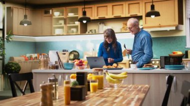 Karaoke söyleyen, kendini mutfakta genç hisseden, neşeli, yaşlı ve evli bir çift. İnsanlar sevgi dolu bir bağ kurup eğlenceli bir ortam yaratıyorlar. Kamera A.