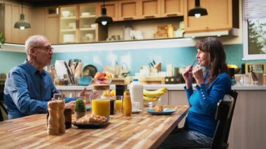 Yaşlı adam ve kadın organik ürün etiketleriyle ilgili malzemeleri okuyorlar, sağlıklı yaşam tarzı ve dengeli yemek seçimi için çevresel sürdürülebilir gıdalar konusunda bilinçliler. Sağlıklı ve uzun ömürlü. Kamera A.