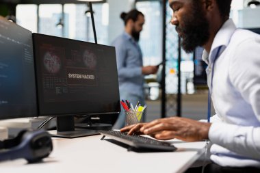 Yazılım geliştiricisinin ofis içindeki ağ ihlalini engellemesi. Bilgi İşlem Uzmanı canlı siber saldırı alarmına yanıt veriyor. Bilgisayar korsanlarının iş alanındaki ihlali etkisiz hale getiriliyor.