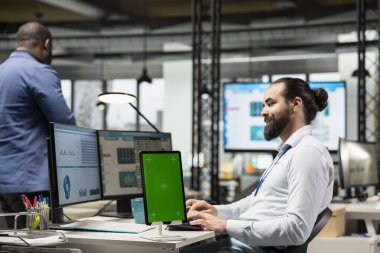 Erkek işletme danışmanı, şirketi genişletmek ve performans ölçümlerini artırmak için yeni bir geliştirme stratejisi geliştirmek için bir kopya alanı ile ilgili tahminleri gözden geçiriyor. Mesleki hedefler.