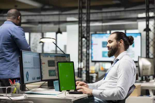 Erkek işletme danışmanı, şirketi genişletmek ve performans ölçümlerini artırmak için yeni bir geliştirme stratejisi geliştirmek için bir kopya alanı ile ilgili tahminleri gözden geçiriyor. Mesleki hedefler.