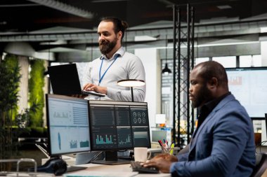 Günlük görevlerini tamamlayan ve işyerindeki verimliliği izleyen ofis yöneticisi, grafikler hakkında veri içgörülerinden yararlanarak, iş yönetimi için ayrıntılı performans raporları ve açıklamalar oluşturmaktadır..