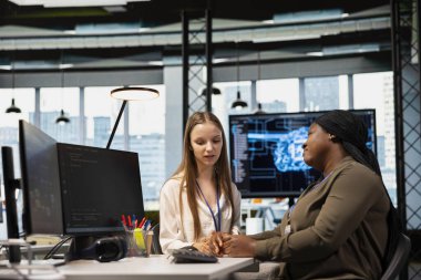 Somurtkan genç bir kız iş arkadaşlarıyla kişisel mücadelelerini paylaşıyor ve onlara güven veriyor. Dost canlısı Afrikalı Amerikalı menajer üzgün küçük devi destekliyor, teselli veriyor.