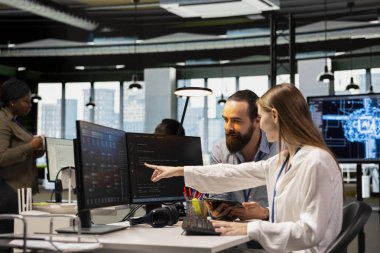 Arkadaş canlısı takım lideri akıl hocası genç yazılım mühendisinin yapay zeka teknolojisini nasıl kullanacağını anlatıyor. Yapay zeka entegrasyonu yoluyla ofise yeni katılan kişiye neşe veren denetleyici, sinirsel ağ API 'ları kullanarak ona rehberlik ediyor