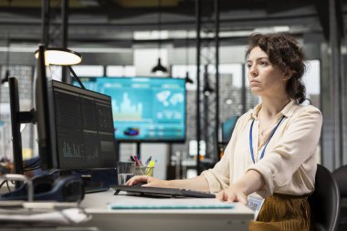 Genel müdür analitiği koz olarak kullanıyor ve kurumsal kalkınma ve tahmin sonuçları için yazı yazma, dijital kaynaklardan yararlanma ve hedeflerle stratejik hizayı sağlamak için profesyonel içgörülerden yararlanma.