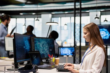 AI makine öğrenme sistemlerini iş akışlarını düzene sokacak şekilde entegre eden genç bir bilişim ajansı yöneticisi. Kadın teknisyen derin öğrenim yapay zeka, teknoloji aşırı yüklenmesi kavramını kullanır.