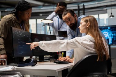 Takım çalışması yapan programcılar beyin fırtınası yapıyor, derin öğrenme algoritmalarını otomatik görevler için ayarlıyorlar. Teknoloji şirketinde birlikte çalışan bilişim uzmanlarından oluşan bir ekip AI ile kod optimizasyonu yapıyor.