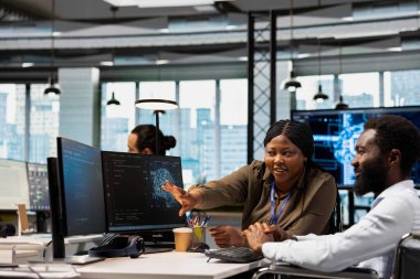 Mutlu takım lideri, yapay zeka otomasyonu ve arıtma algoritmaları kullanarak tekerlekli sandalyedeki geliştiriciyi denetliyor. Yapay zeka kullanarak belden aşağısı felçli programcı tarafından yapılan ilerlemeden memnun olan neşeli bir yönetici.