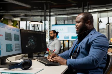 Siyah bilişim teknisyeni, dönüşümü yönlendirmek ve karar vermeyi geliştirmek için büyük veri derin öğrenme sistemleri ile birlikte bir yazılım için sinirsel ağlar ve örüntü tanıma kullanıyor..