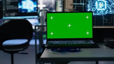 Veri merkezindeki yapay zeka eğitim iş akışlarını ve sistemlerin otomasyonunu destekleyen model defteri kapat. Sunucu odasındaki izole ekran laptopu, donanım işleme derin öğrenme veri tabanlarını izliyor