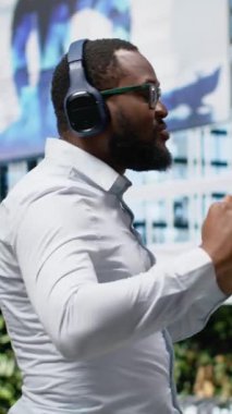 Dikey Afrikalı Amerikalı erkek kalabalık şehir sokaklarında dans hareketleri yapıyor. Sahnenin merkezi oluyor ve funky müzik şarkıları söylüyor. Şehir merkezinde kendine güvenen bir adam var.