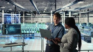 Veri merkezindeki mühendislik ekibi yapay zeka sistemleri, VFX kompozitasyon konseptini görüntülemek için AR simülasyonu kullanır. Takım çalışması sunucu çiftliği meslektaşları dijital ikiz görselleştirme kullanarak derin öğrenme ekipmanlarını denetlerler