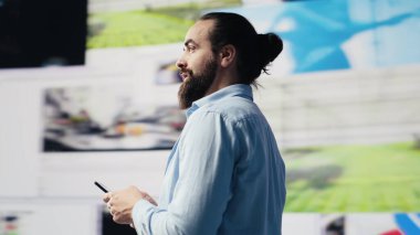 Dijital dünyadaki bir sosyal ağa bağlanan genç ve rahat bir yetişkin, cep telefonu bağlantısını inceliyor. Hikaye anlatma ve eğlence için aletlere yatırım yapan adam, web tasarımı. Kamera A.