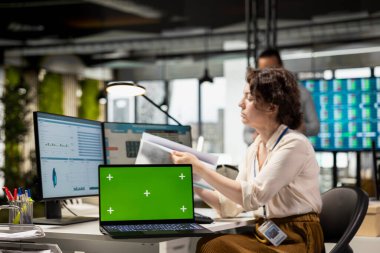 İş adamı KPI raporlarını krom anahtar ekranla değerlendirir, analitik ve veri içgörülerini kullanarak kurumsal stratejiyi hedeflerle hizalar. İş ortamında başarı.