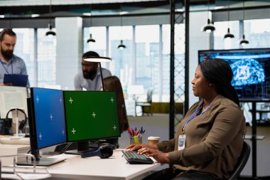 Uygulama gelişimini kolaylaştırmak için yapay zeka kullanan bir mühendis. Makine öğrenme teknolojisiyle hata ayıklama uygulamalarını çalıştırmak için krom anahtar PC kullanan bilişim uzmanı